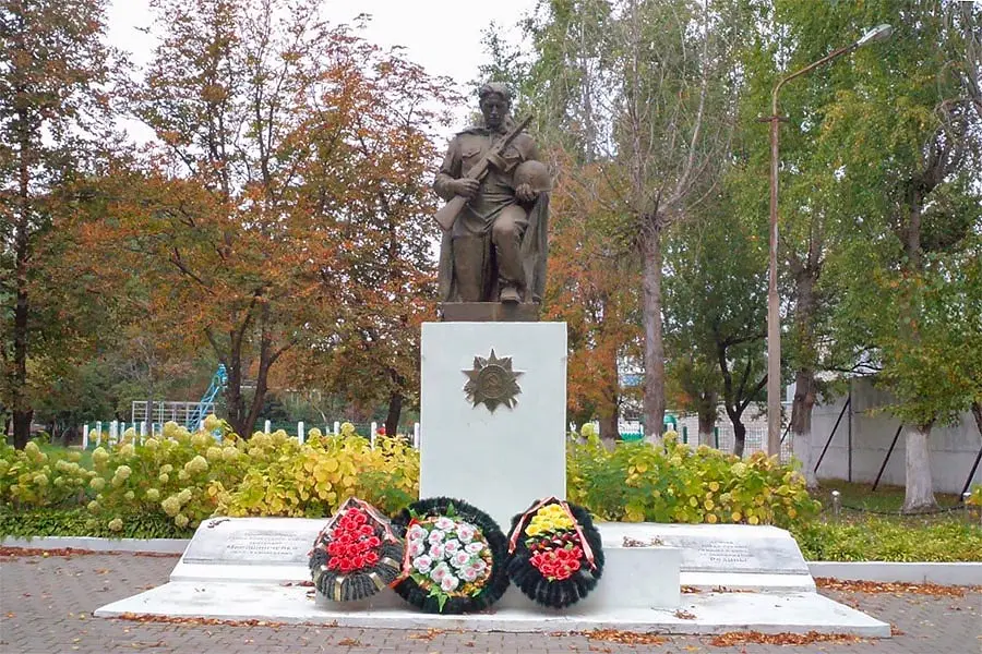 Братская могила г. Светлогорск. Мемориал у средней школы №4 по ул. Мирошниченко