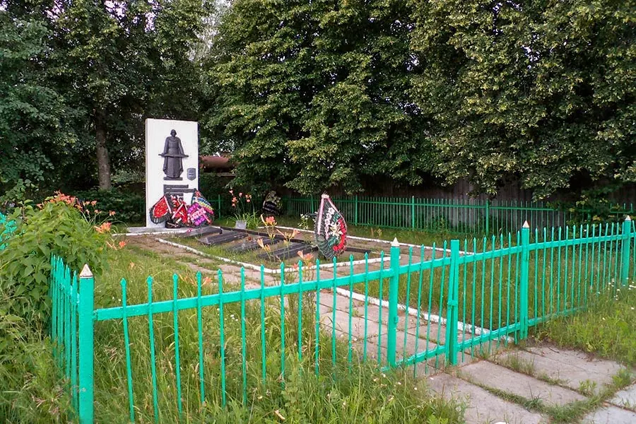 Братская могила д. Расова